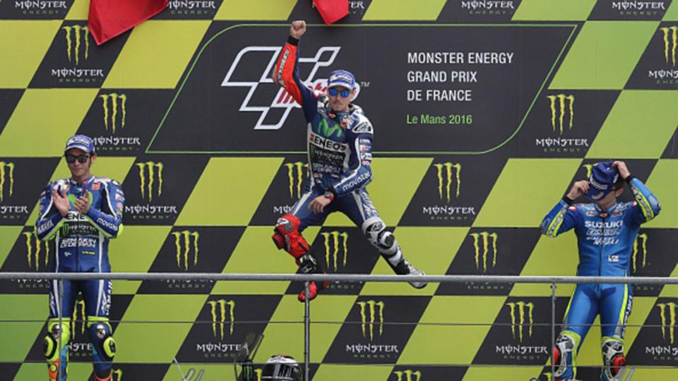 Valentino Rossi, Jorge Lorenzo dan Maverick Vinales berada di atas podium. - INDOSPORT